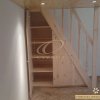 Lépcső alatti beépítés: polcozott szekrény (lakkozott borovifenyő)