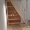Lépcső alatti beépítés: polcozott szekrény (lakkozott borovifenyő)