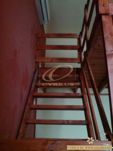 Lépcsőn kisajtókkal