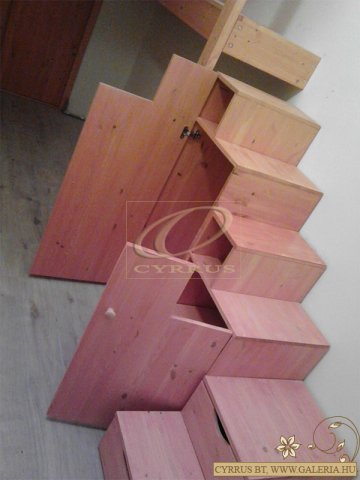 Fiókos-szekrényes fordulós lépcső - tömörfa (festett borovifenyő)