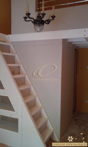 Polcozott lépcső, gardróbszoba-beépítés a galéria alatt
