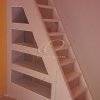 Gipszkarton borítású, polcozott lépcső