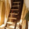 Tölgyfa lépcső (galériához) - lakkozott fokok, fekete profilfák
